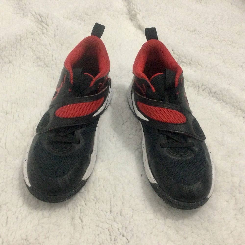 Nike Boy’s Team Hustle Basketball black red Athletic Sneakers Size 5.5y